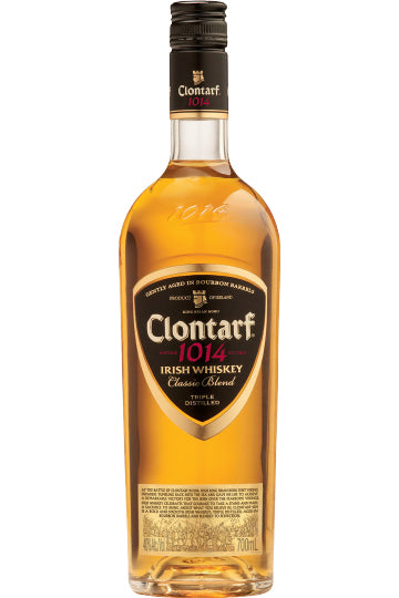 Eine Flasche Clontarf 1014 Irish Whiskey mit schwarzem Etikett und goldenen Akzenten.