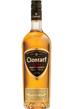 Eine Flasche Clontarf 1014 Irish Whiskey mit schwarzem Etikett und goldenen Akzenten.
