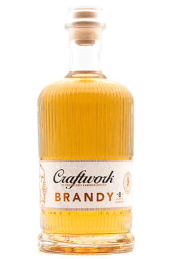 Eine Flasche Craftwork Brandy mit einem Korkverschluss auf weißem Hintergrund.