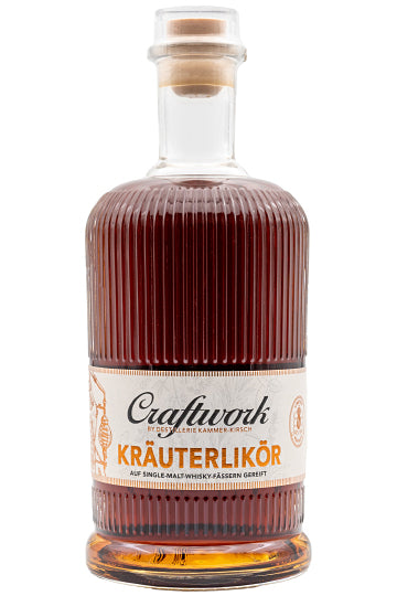 Flasche eines Kräuterlikörs mit einem Korkverschluss, aufgereift in Single-Malt-Whiskyfässern.