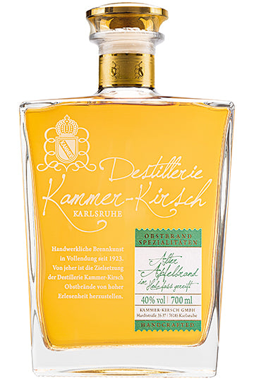 Eine Flasche Kammer-Kirsch Obstbrand mit goldenem Etikett und geschwungenem Schriftzug.