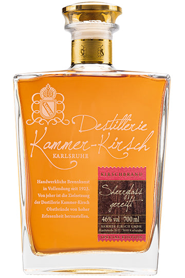 Quadratflasche mit goldener Flüssigkeit, Aufschrift "Destillerie Kammer-Kirsch", 700 ml, 46% Vol., Sherryfass gereift.