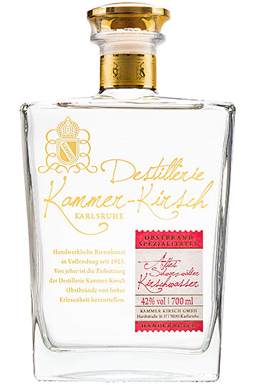 Flasche mit klarer Flüssigkeit, Etikett der Destillerie Kammer-Kirsch, 42% Alkohol, 700 ml.