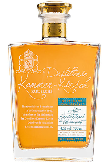 Flasche Destillerie Kammer-Kirsch Obstbrand aus Karlsruhe mit Etikett und goldener Kappe.