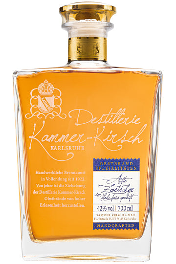 Flasche Kammer-Kirsch Obstbrand aus Karlsruhe mit goldenem Inhalt und detailliertem Etikett.