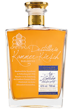 Flasche Kammer-Kirsch Obstbrand aus Karlsruhe mit goldenem Inhalt und detailliertem Etikett.