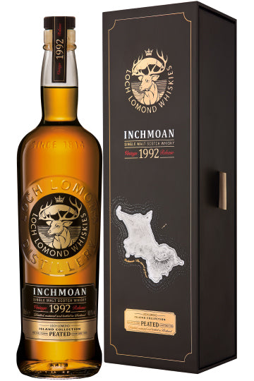 Eine Flasche Inchmoan Whisky von Loch Lomond aus dem Jahr 1992 steht neben ihrer Verpackung.