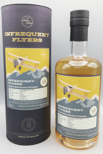Eine Flasche "Infrequent Flyers" Whisky neben ihrer Verpackung mit einem Flugzeugmotiv.