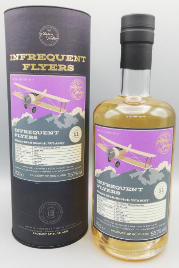 Flasche und Verpackung von "Infrequent Flyers" Single Malt Scotch Whisky mit violettem Etikett und Flugzeugmotiv.