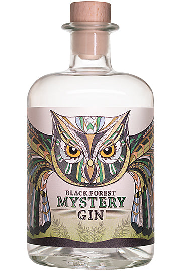 Eine Gin-Flasche mit einem Etikett, das eine dekorative Eule und die Aufschrift "Black Forest Mystery Gin" zeigt.